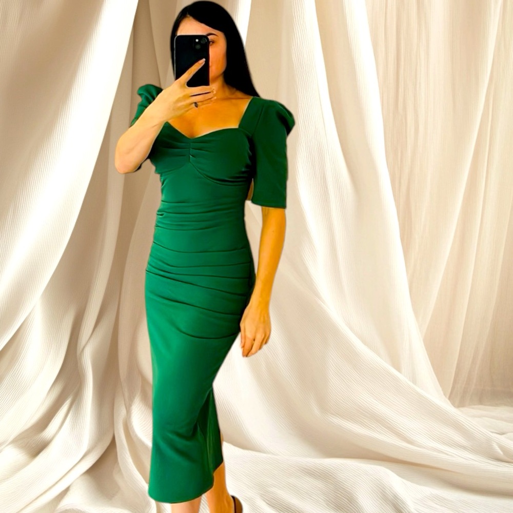 Elegant Green Body Midi Dress with Sweetheart Neckline And Puff Sleeves